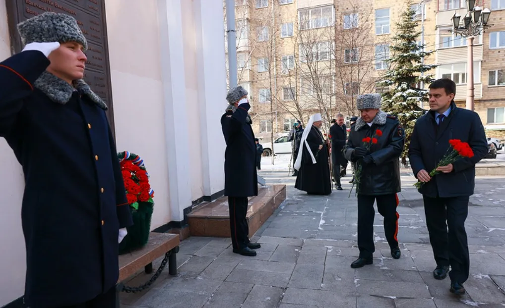 Губернатор Михаил Котюков возложил цветы к мемориалу погибших полицейских