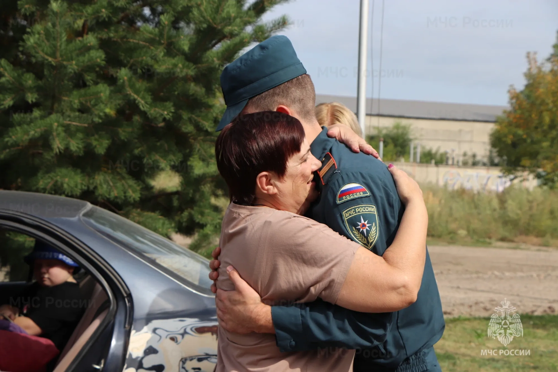 Красноярка поблагодарила пожарных за спасение жизни в сгоревшем доме на 26 Бакинских Комиссаров