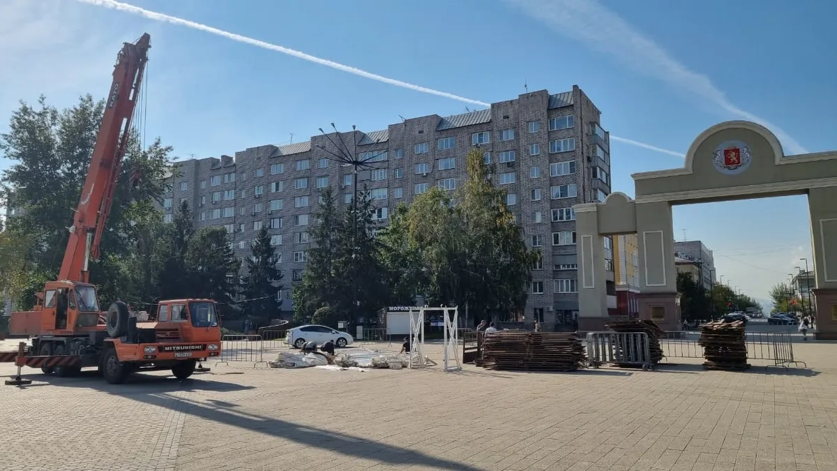 В Красноярске на площади Мира начали обустраивать каток