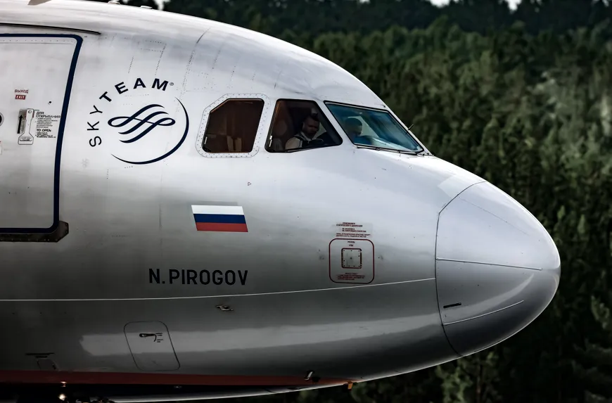 Пассажирский самолет совершил посадку в аэропорту Красноярск из-за трещины в стекле
