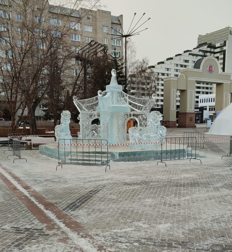 В Красноярске из-за теплой погоды закрывают ледовые горки и фигуры