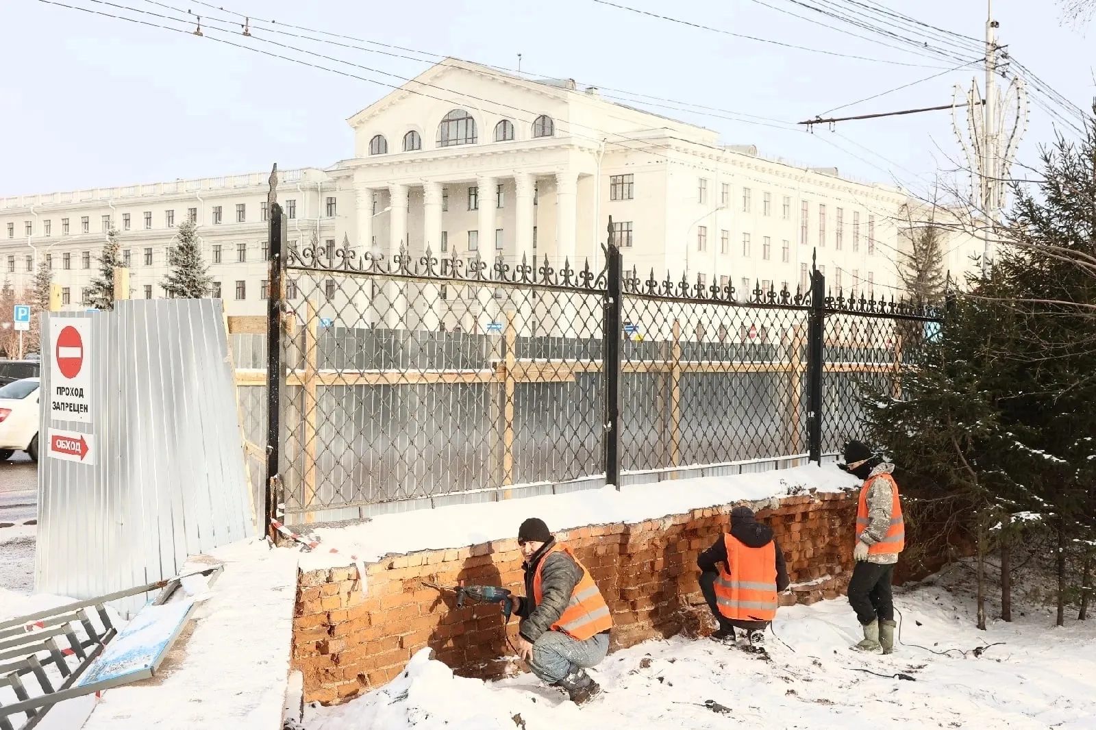 В Красноярске обновили ограду Центрального парка