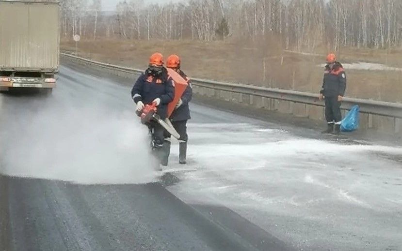 На трассе в Красноярском крае после аварии из бака машины вытекли нефтепродукты