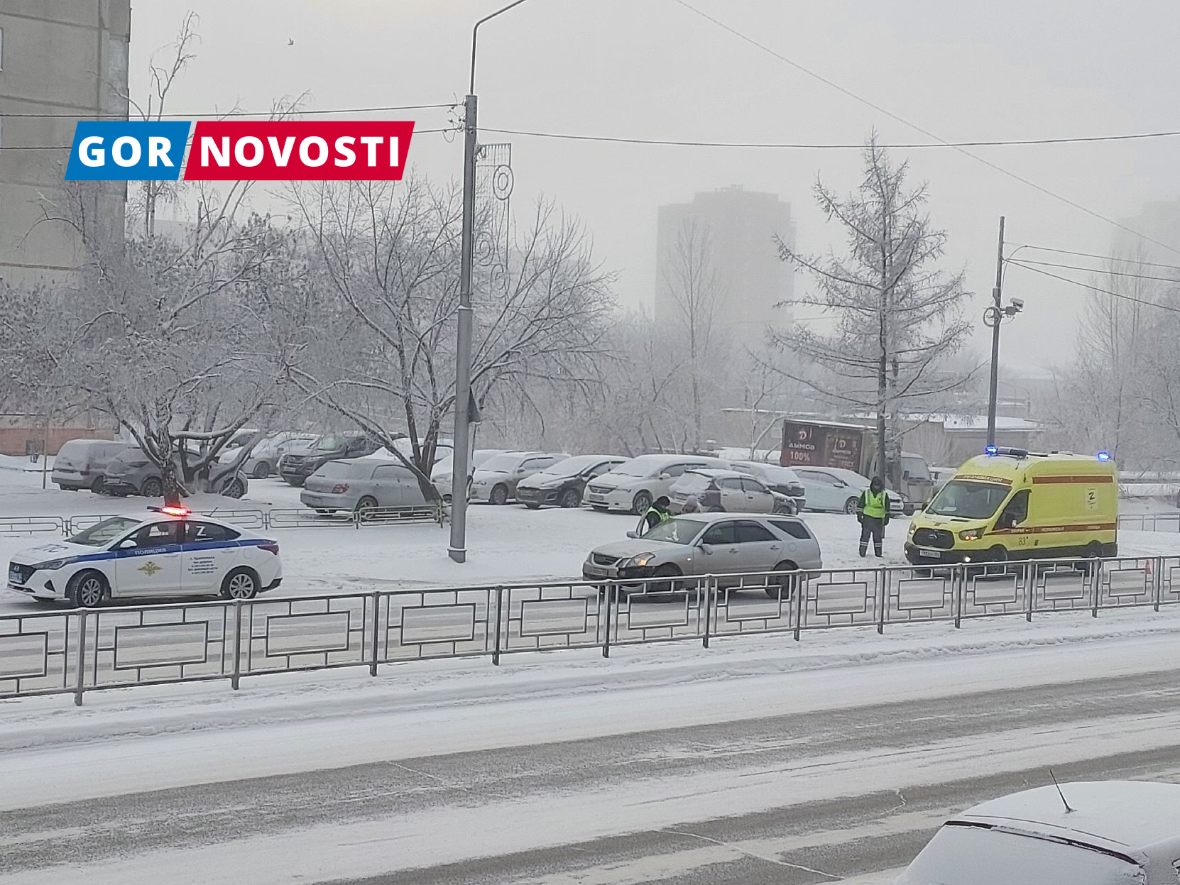 На правом берегу Красноярска автомобиль сбил переходившего на «красный» пешехода