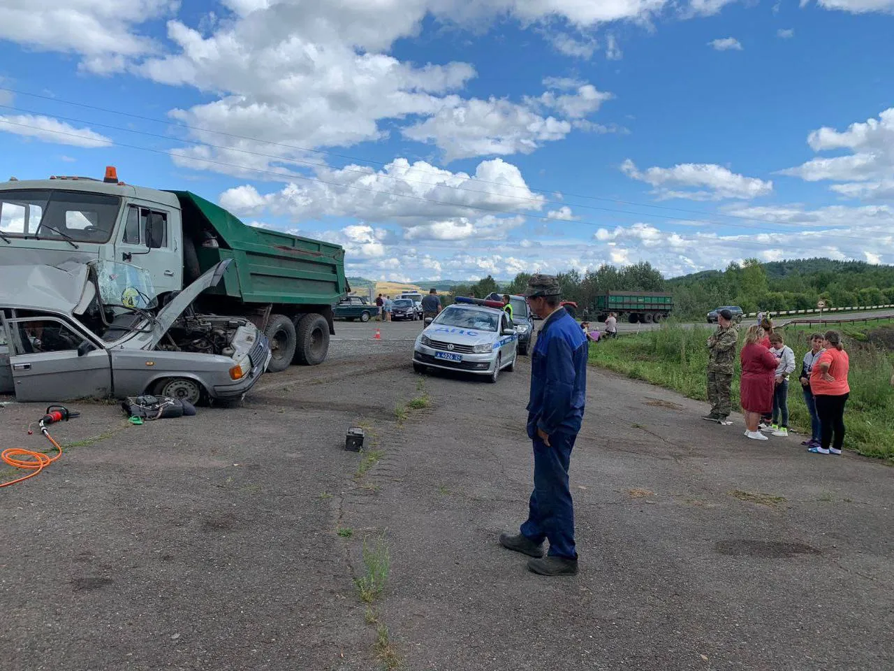 На трассе в Красноярском крае в ДТП с КамАЗом погибли три человека