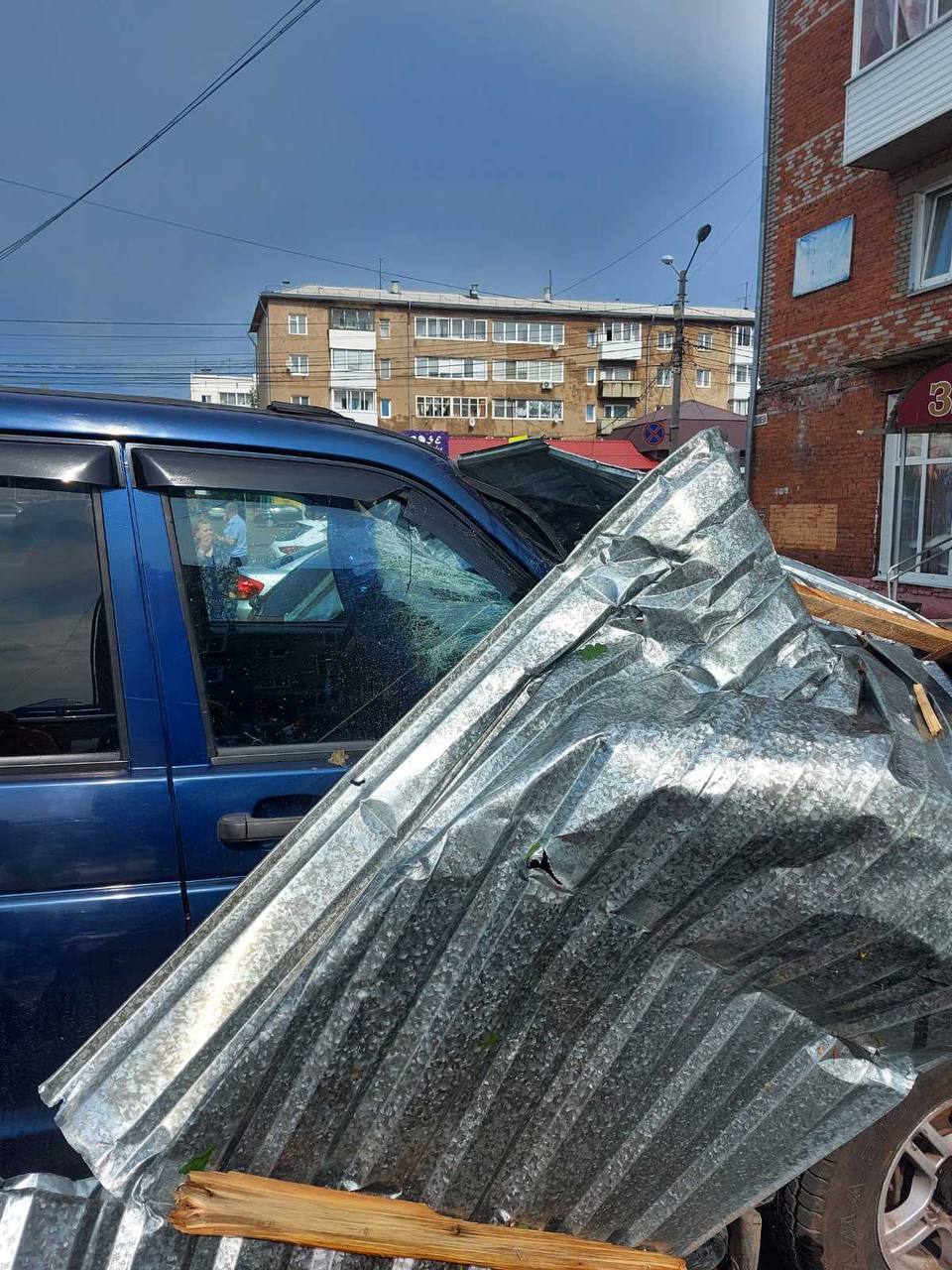 В Боготоле ветер повредил более 30 автомобилей