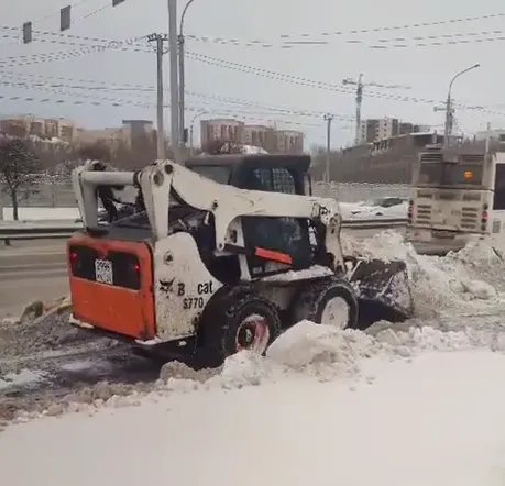 В Красноярске 21 декабря на уборку снега вышли 126 спецмашин и более 400 рабочих