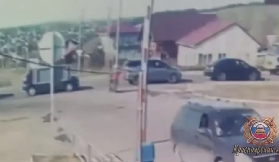 Под Красноярском двое детей на мопеде попали под колеса грузовика