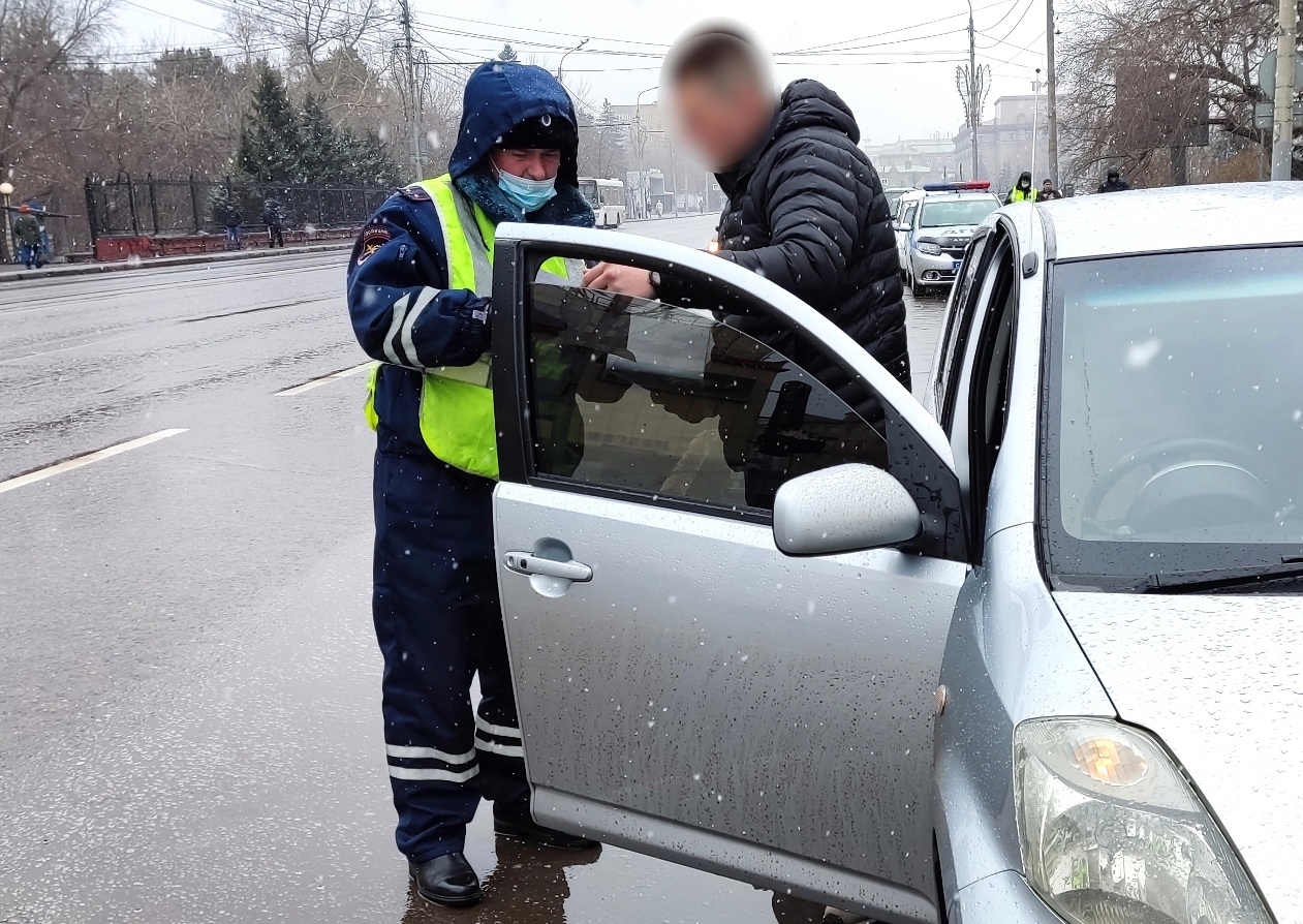 Красноярца арестовали на 10 суток за отказ снять тонировку с автомобиля