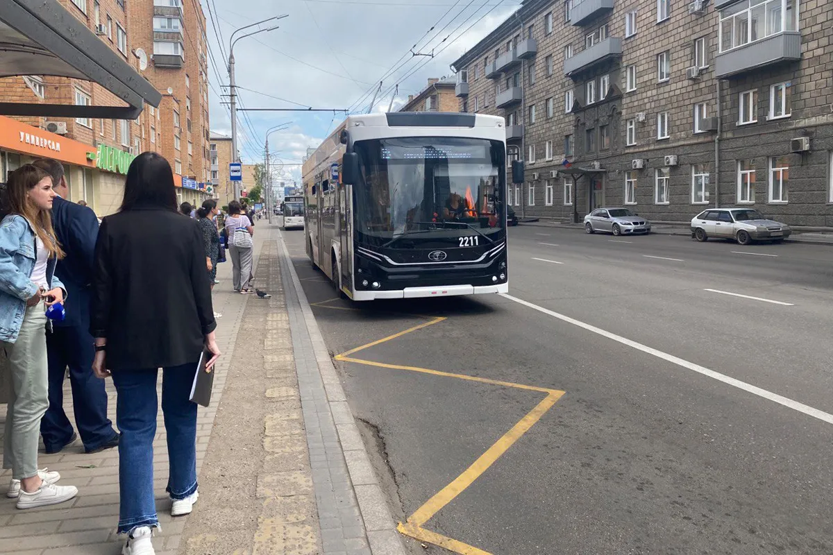 В Красноярске салоны троллейбусов и автобусов проверили на чистоту