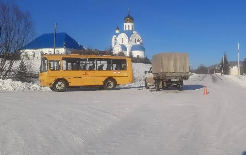 В Красноярском крае 55-летний водитель школьного автобуса устроил аварию на перекрестке