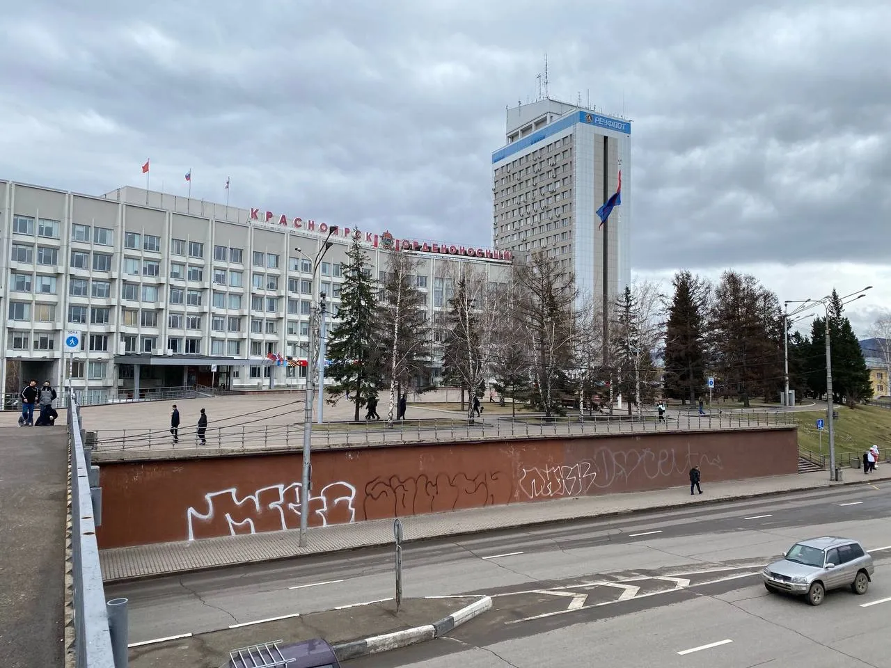 В Красноярске привели в порядок испорченную вандалами подпорную стену на Вейнбаума