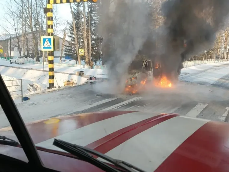 В Красноярском крае на железнодорожном переезде загорелся автомобиль