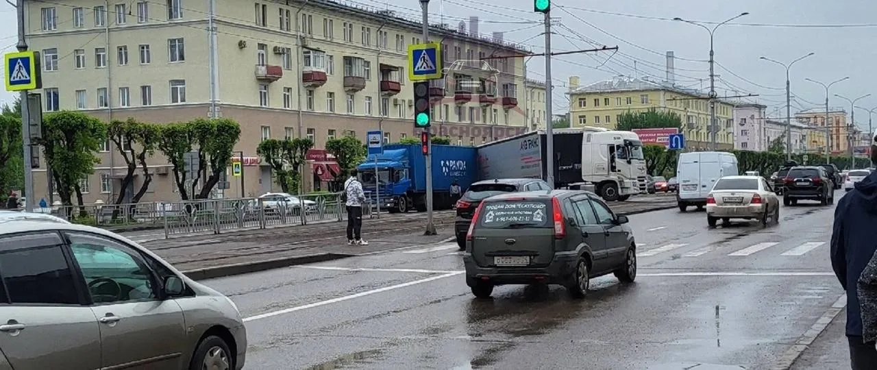 Две фуры перекрыли движение по проспекту «Красноярский рабочий»