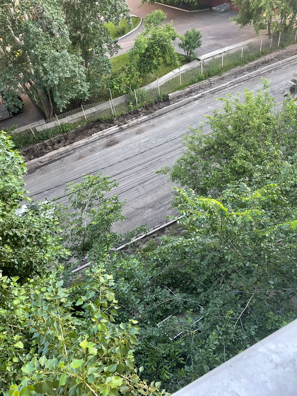 В Красноярске 3-летняя девочка оперлась на москитную сетку и выпала из окна 5-го этажа