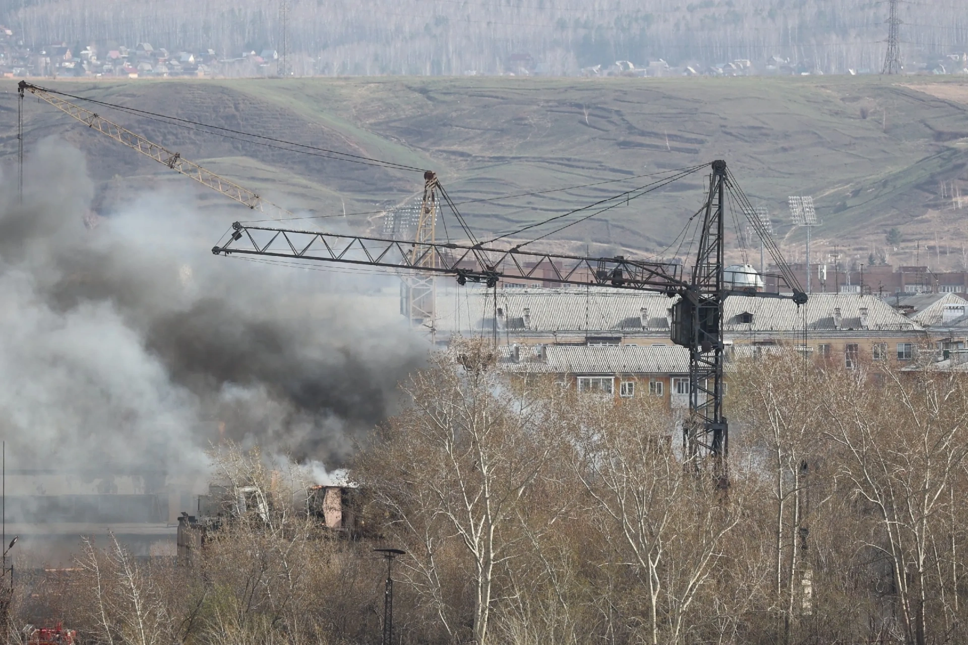 Пожар, дым от которого виден из разных концов города, тушат в Красноярске