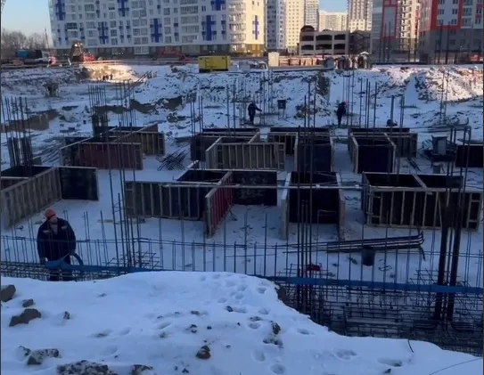 Для школы в красноярских «Тихих зорях» заливают фундамент