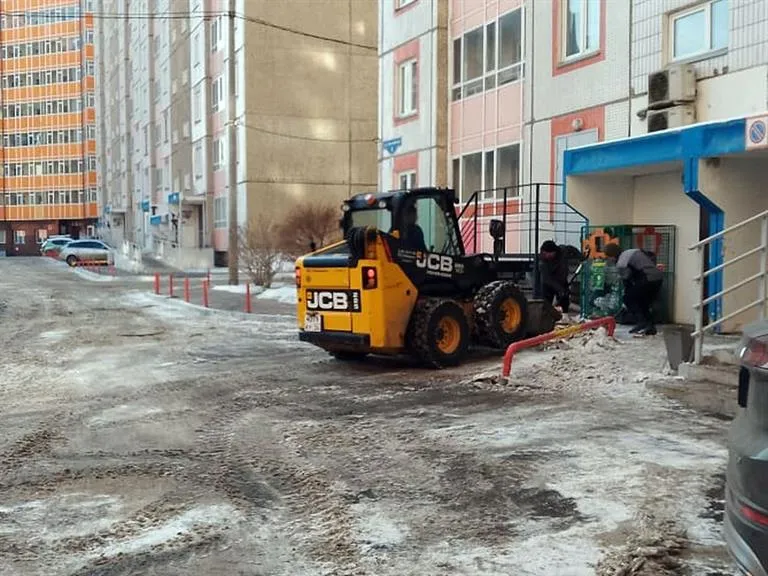 В Красноярске для борьбы с сосульками водостоки оснащают подогревом