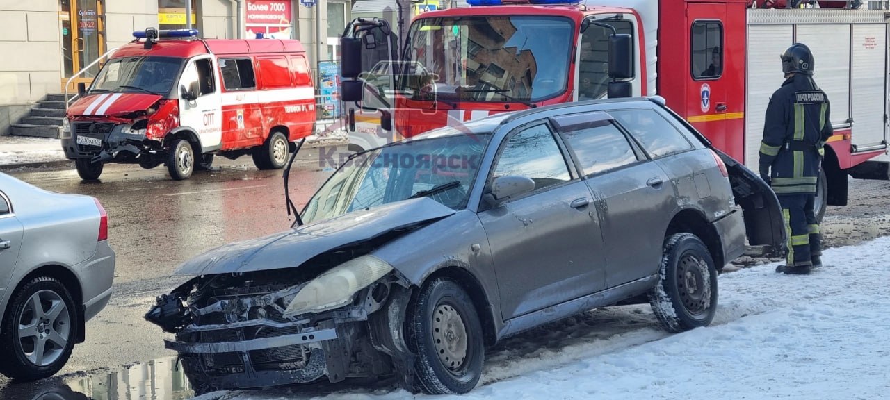 В центре Красноярска в ДТП с пожарной машиной пострадали 4 человека