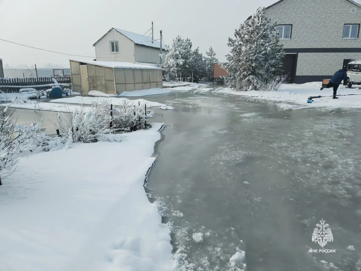 В Красноярском крае из-за движения льда на Енисее подтопило несколько участков