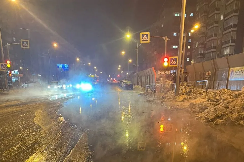 В Красноярске на улице Линейной вода подтопила проезжую часть