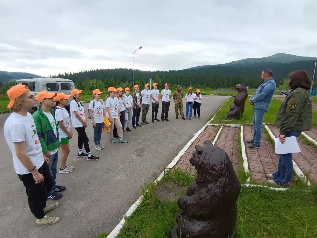 В природном парке Ергаки стартовал волонтерский лагерь