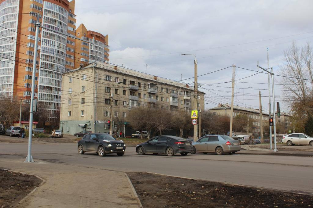 В Красноярске на улице Киренского появился новый светофор