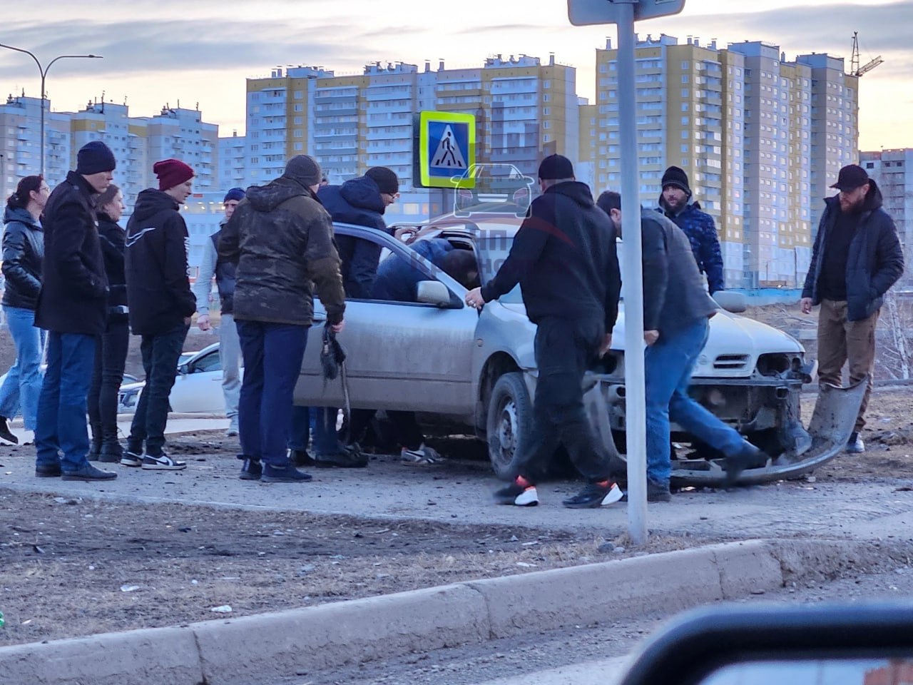 В красноярском Солнечном водитель попал в больницу после столкновения со столбом