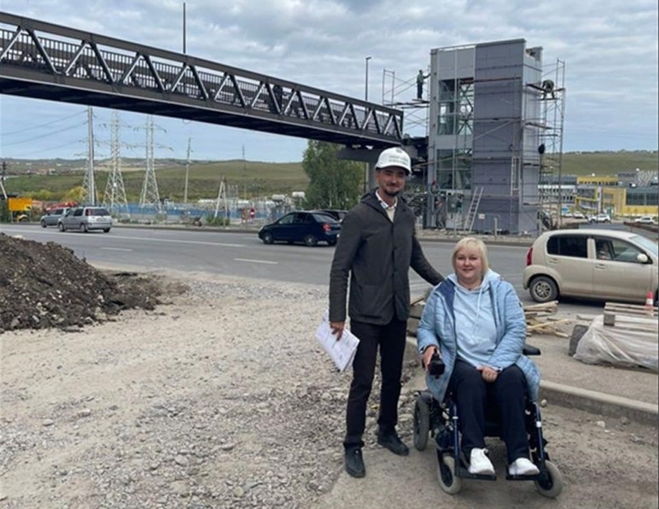 В Красноярске маломобильные горожане проверили новый виадук на Калинина