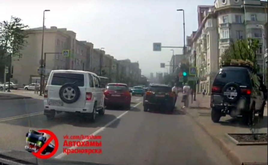 В Красноярске водитель опасно проехал по тротуару и был оштрафован на 2500 рублей