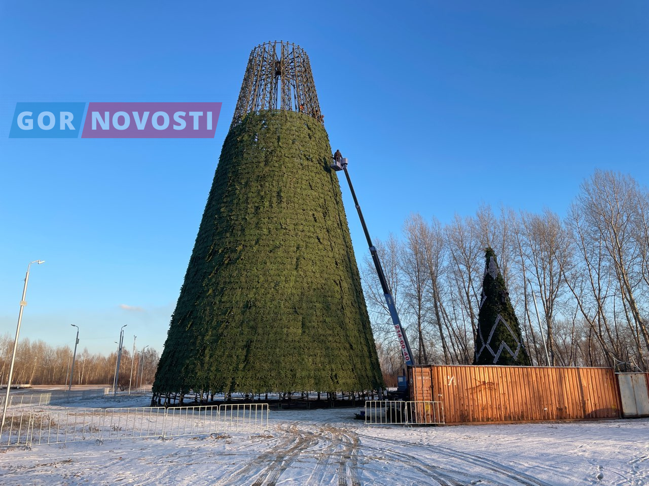 На острове Татышев в Красноярске монтируют новогоднюю ёлку