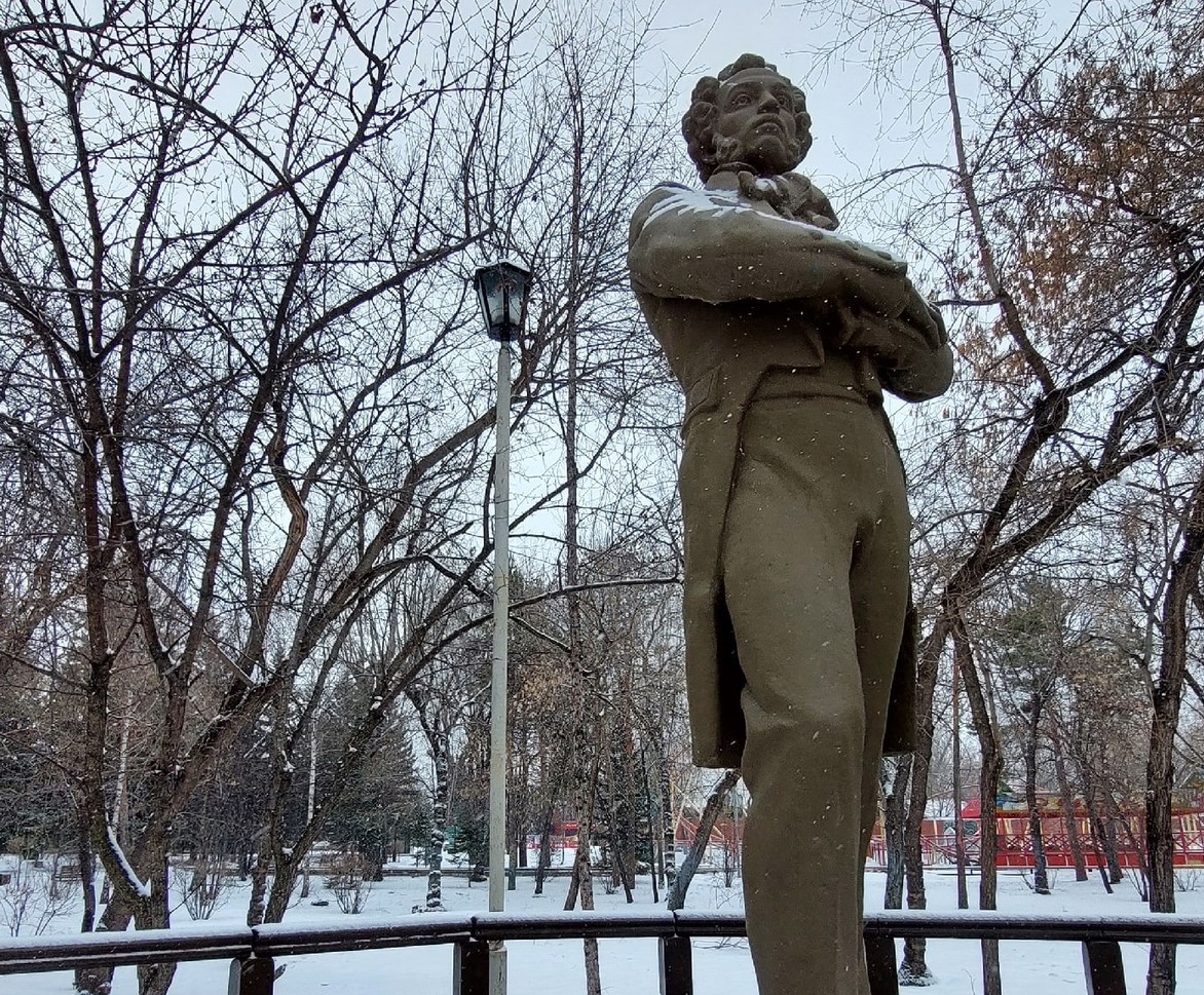 Памятник Александру Пушкину из Центрального парка в Красноярске отправили на реставрацию