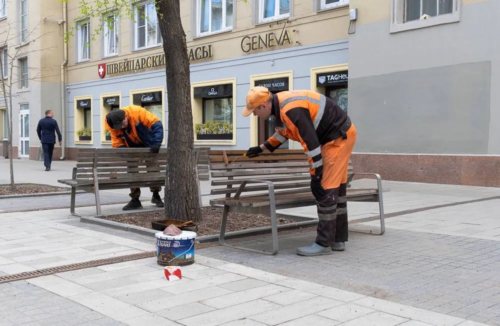 В Красноярске на проспекте Мира красят лавочки
