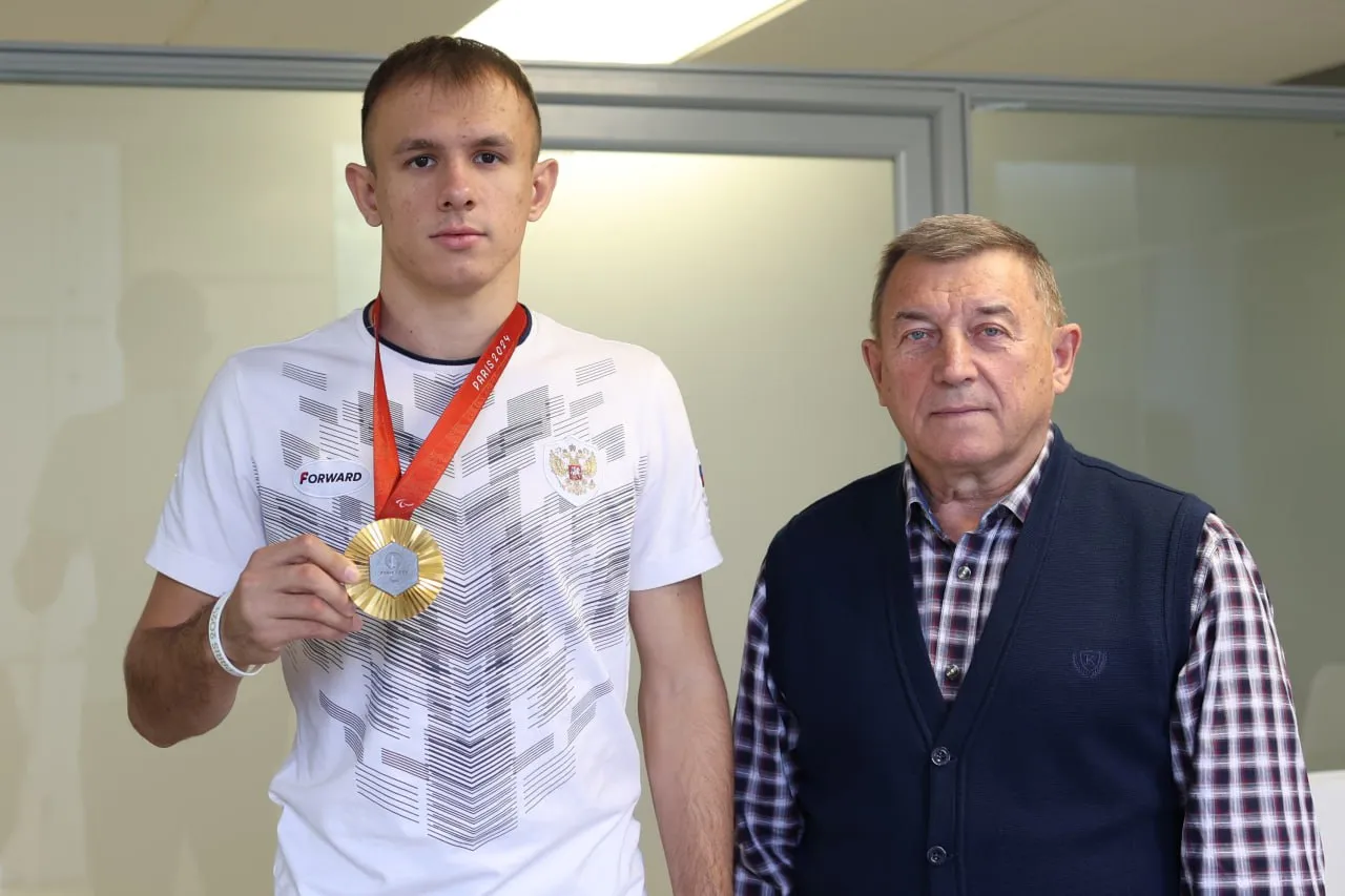 Красноярскому паралимпийскому чемпиону Матвею Якушеву вручили орден Дружбы