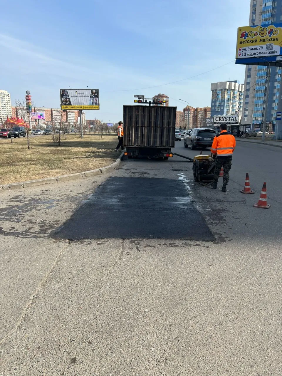В Красноярске крупные ямы и выбоины на дорогах начали заделывать с помощью инфракрасной регенерации