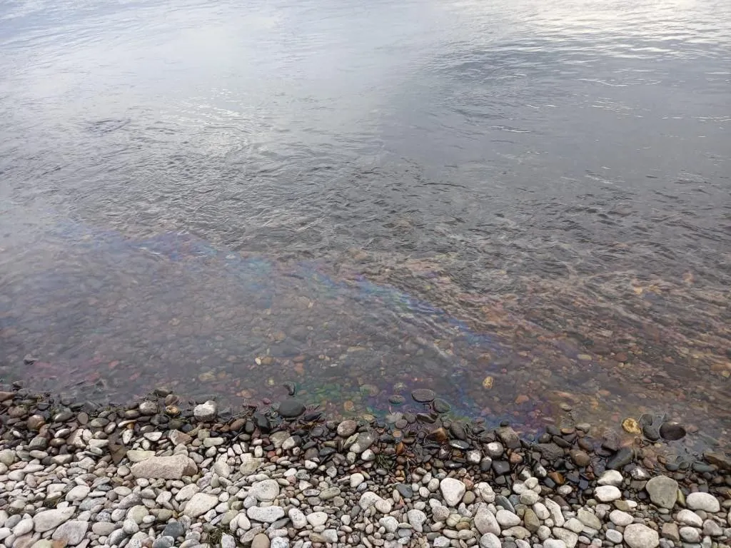 В Красноярске на водозаборе в районе ТЭЦ-3 обнаружили разлив масляного пятна