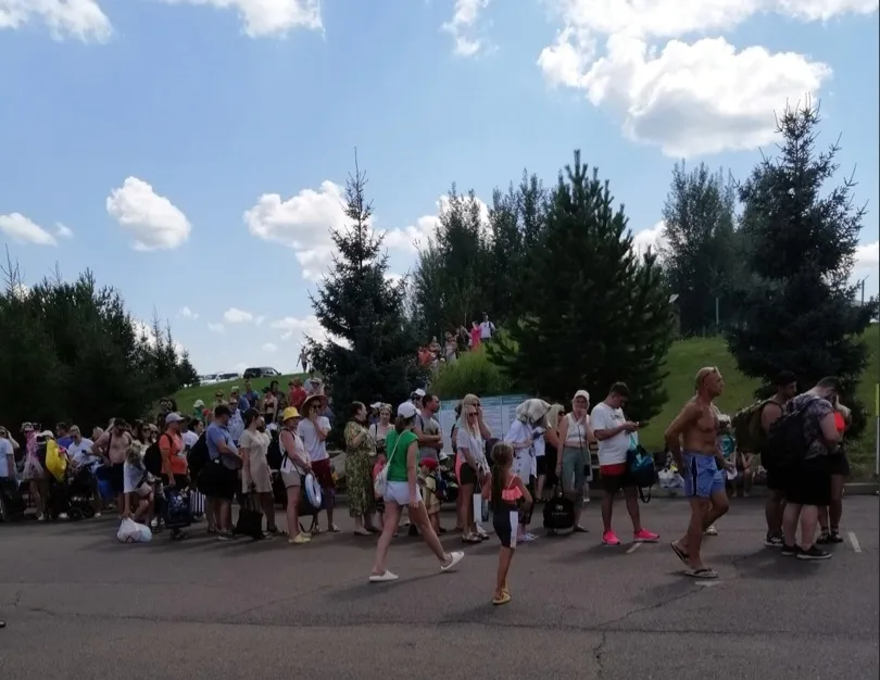 Красноярцы устроили многометровую очередь на Емельяновское озеро