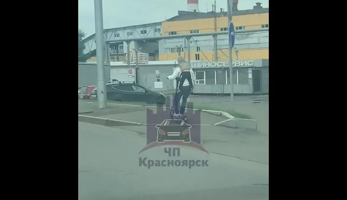 Красноярца, ехавшего на самокате с сыном на спине, оштрафовали