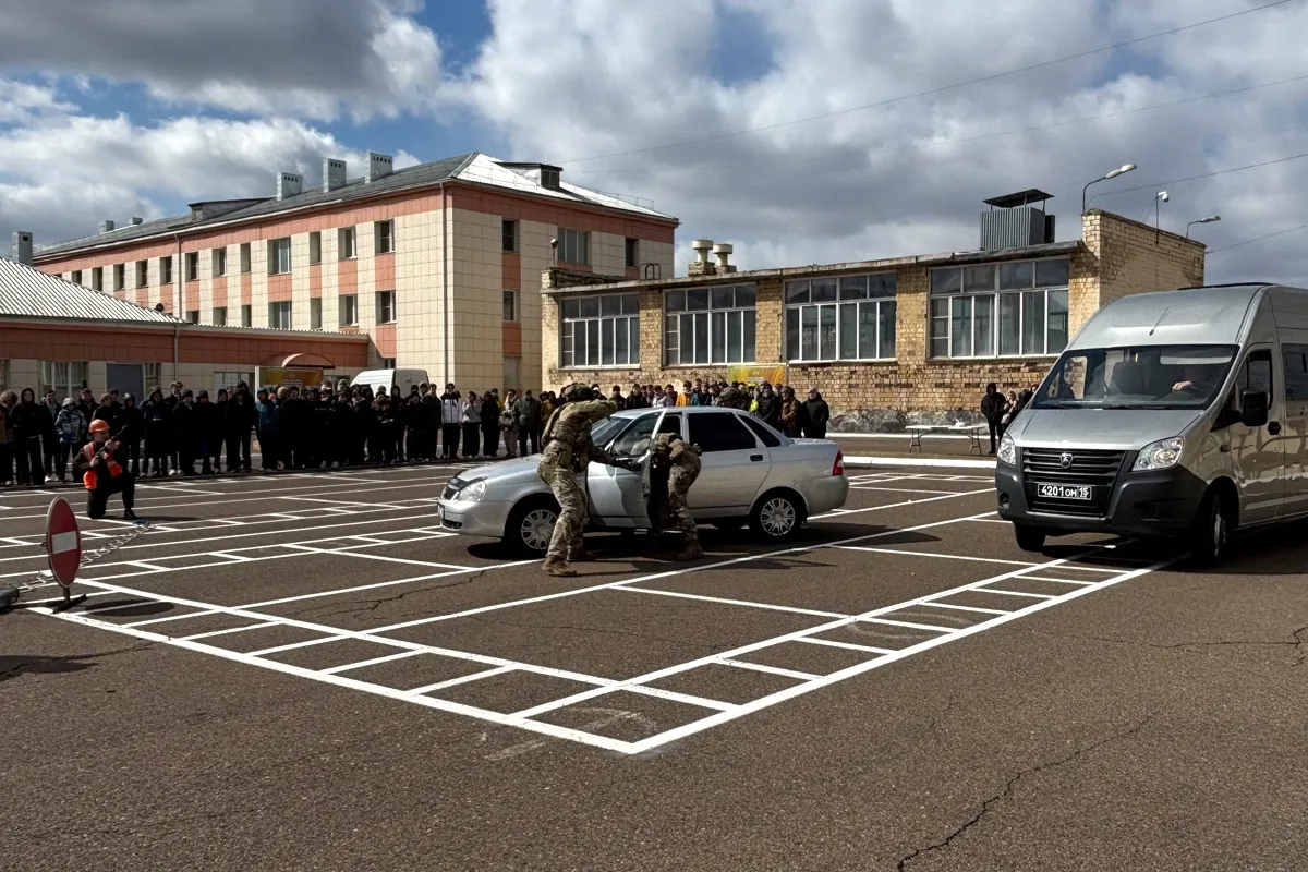 Штурм автомобиля и выставка дронов: в Свердловском районе Красноярска прошёл День призывника 