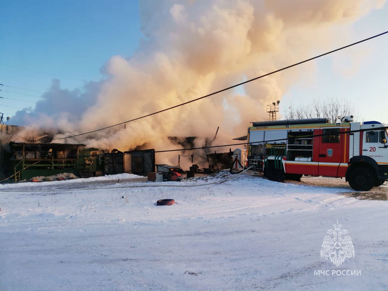 В Красноярске утром загорелся автосервис на улице 60 лет Октября