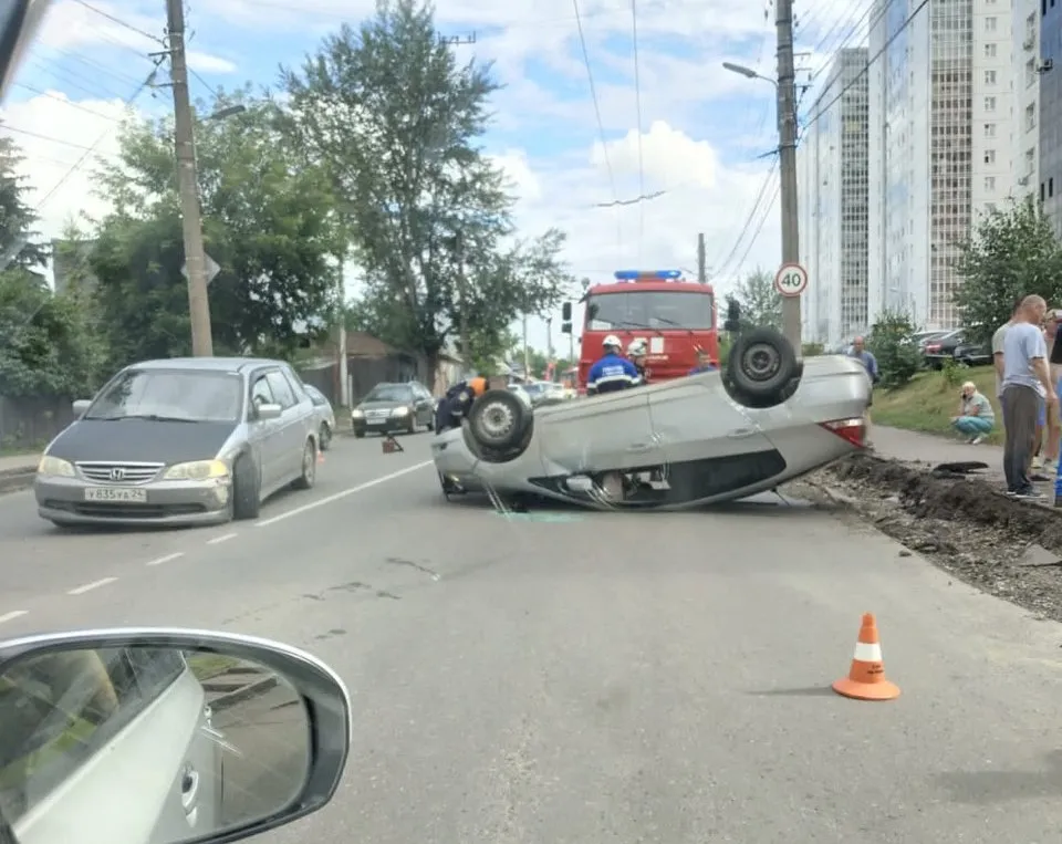 В Красноярске в аварии с перевернувшимся автомобилем на Киренского пострадали водитель и пассажир