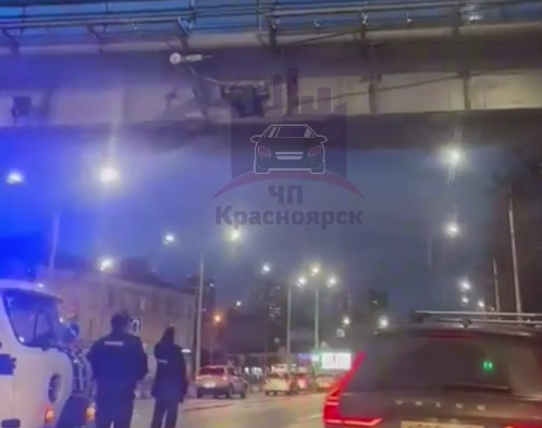 В Красноярске на улице Партизана Железняка мужчина взобрался на виадук и погрыз троллейбусные провода