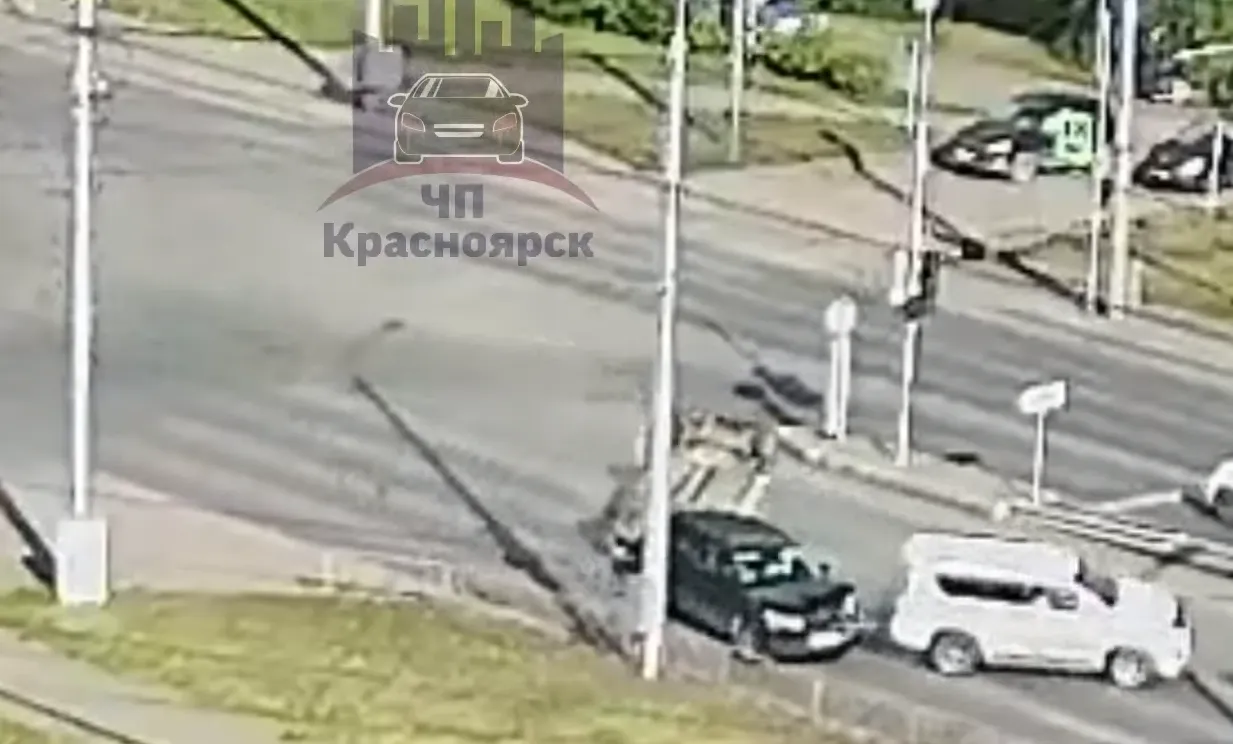 В красноярской Зеленой Роще в ДТП перевернулся автомобиль