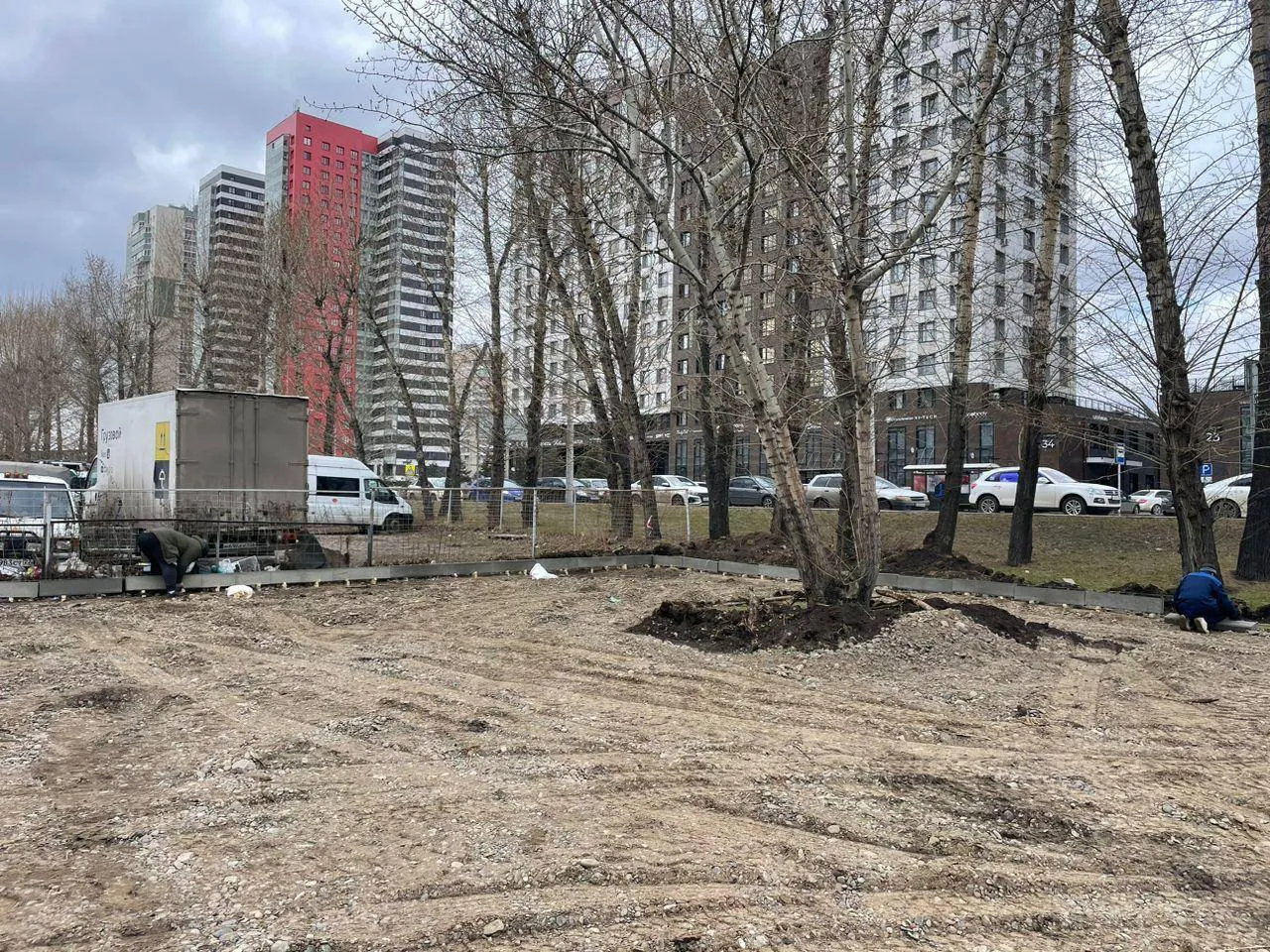 В Красноярске благоустраивают площадку для выгула собак на улице 78-й Добровольческой Бригады