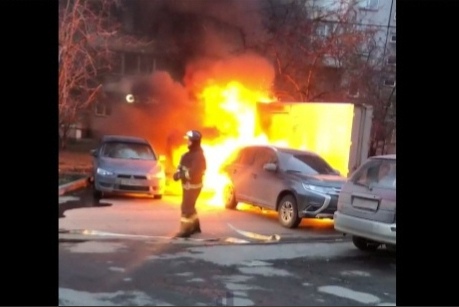 В Красноярске сгорели 3 автомобиля