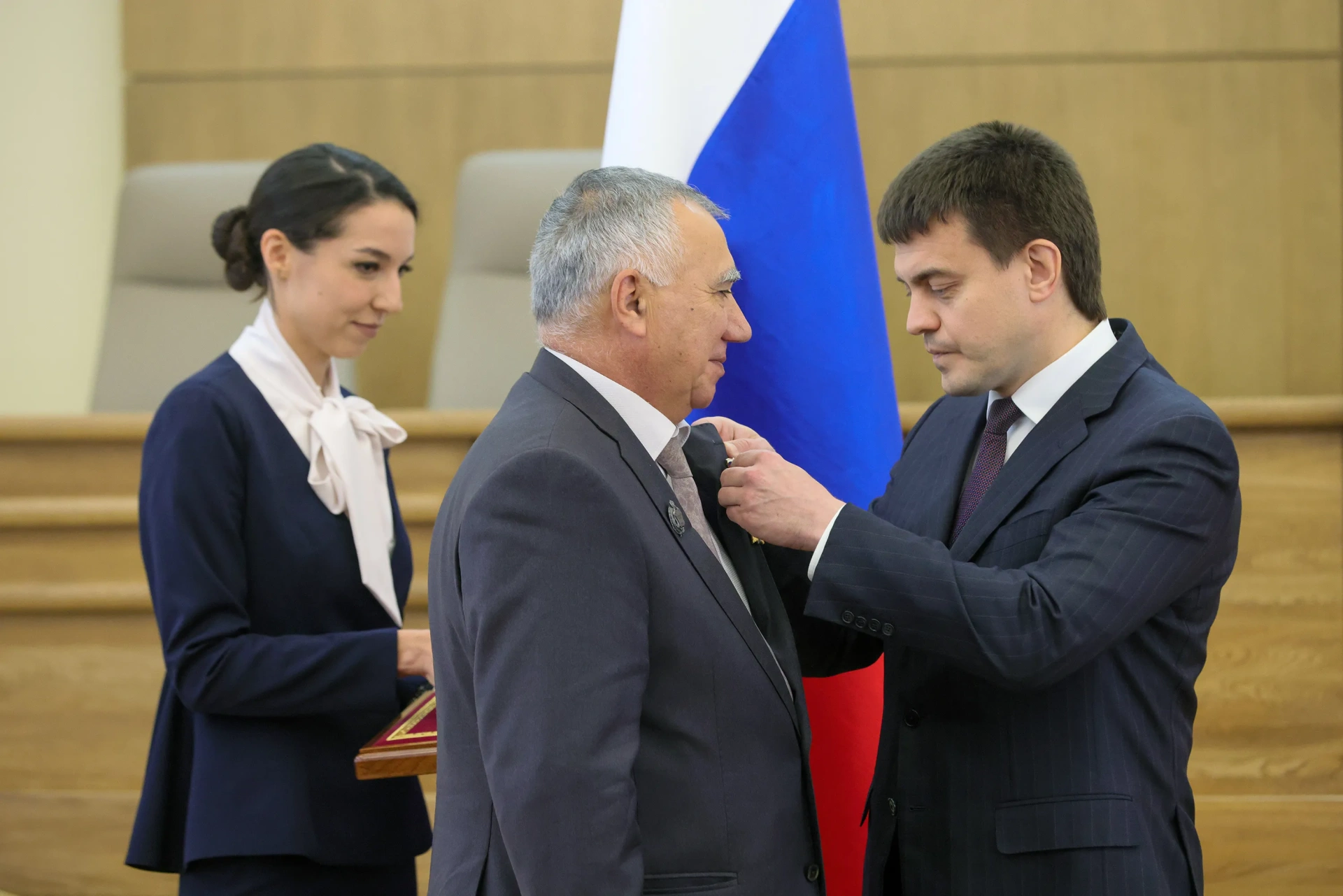 Михаил Котюков вручил награды жителям Красноярского края