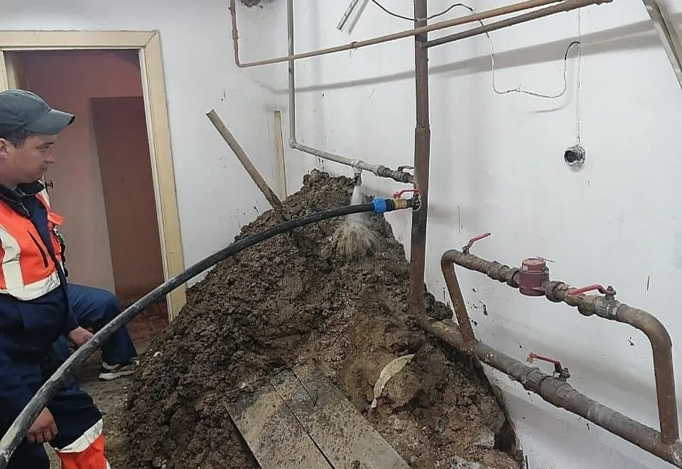 Холодную воду вернули в 58-летний дом на Курчатова в Красноярске