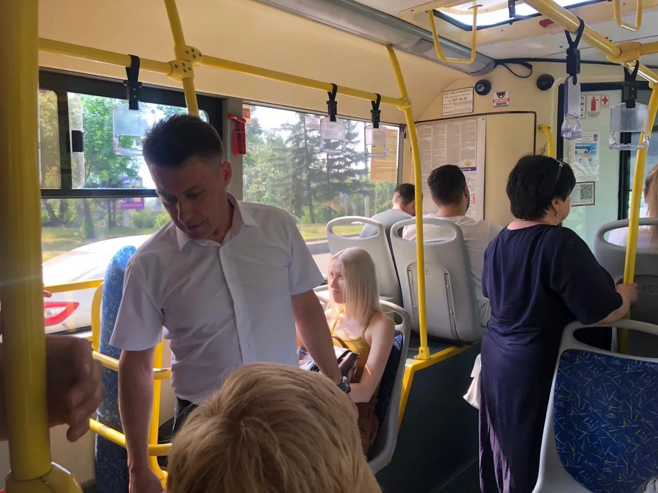 В Красноярске один из автобусов № 30 чуть не сняли с линии из-за грязи в салоне