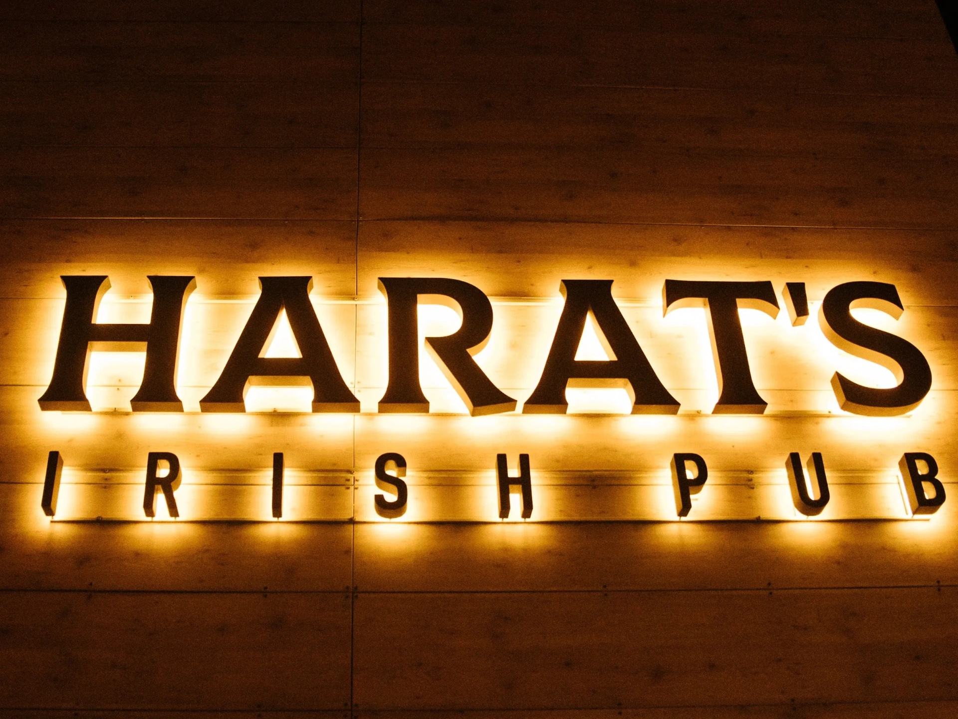 В Красноярске на месте «Нетипичной пельменной» в ЦУМе открылся Harat’s Pub