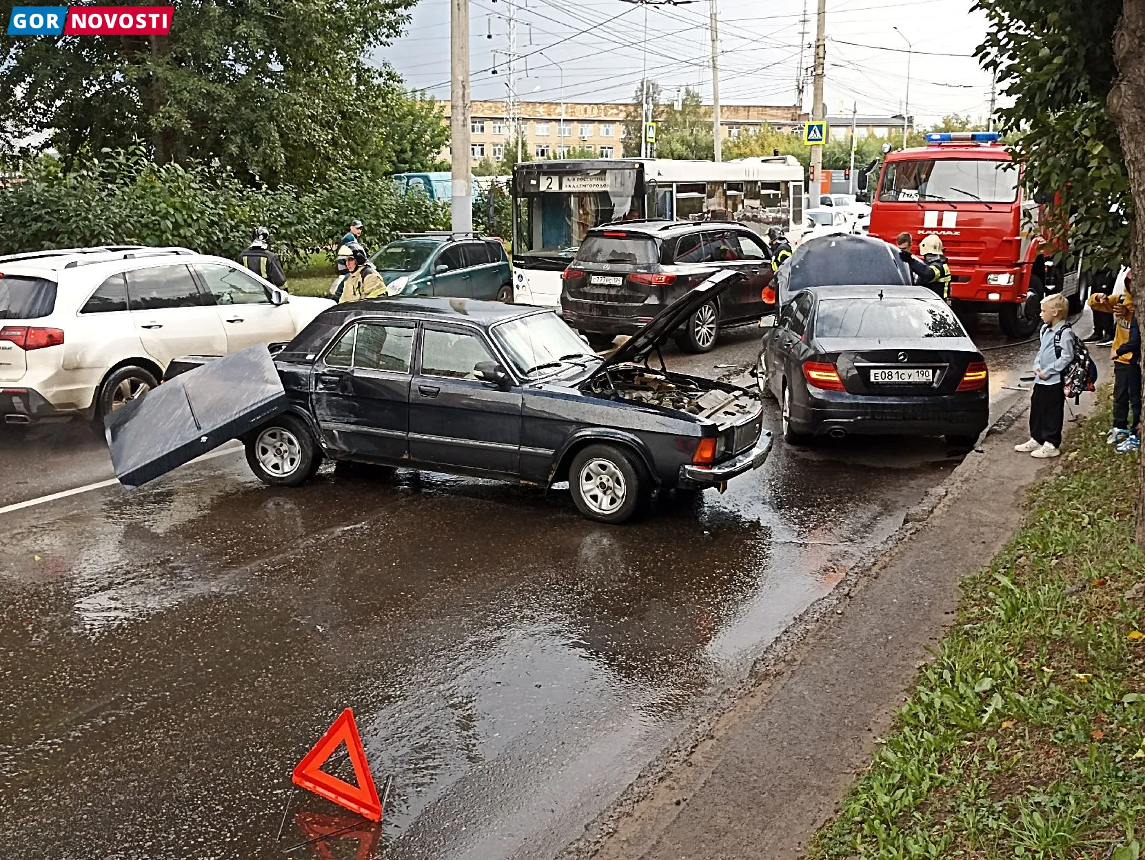 В Красноярске на улице Киренского столкнулись три автомобиля